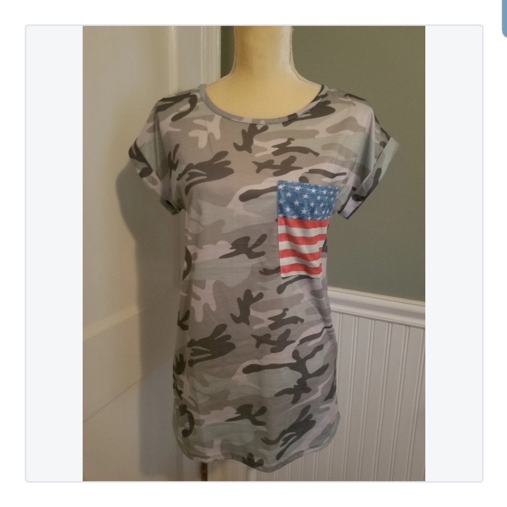 Camo tee with flag pocket